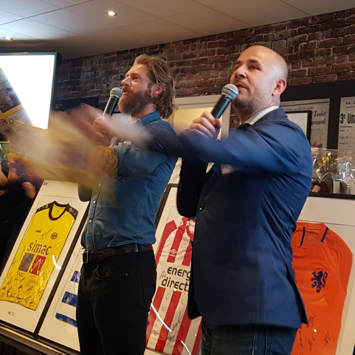 Veiling <a href="/vvUNA/">UNA</a> mooie avond! De veilingmeesters <a href="/thijsslegers/">thijsslegers</a> en Bjorn van der Doelen in actie. Nu ook te boeken als komisch duo. Veel dank namens <a href="/SpierenvSpieren/">Spieren voor Spieren</a>
