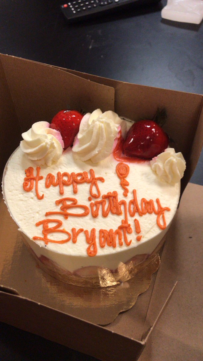 _thedailysass's tweet photo. When @KobeIsMyUncle outdoes herself + the cake you got her for her birthday.  At this rate @kfitzy94 is probably going to get one from @CarlosBakery with her cat on it. #goalielove #cakegamestrong #practicetreats #prebirthdaycake #lookinlikeasnack #staysassy #cakeboss https://t.co/PQ686dvBE1