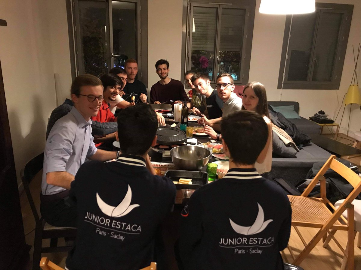 junior_estaca's tweet photo. Rien de mieux qu'une raclette pré-CRA avec nos recrues pour préparer l'hiver 😎🧀 https://t.co/9NgPwWM3Ae