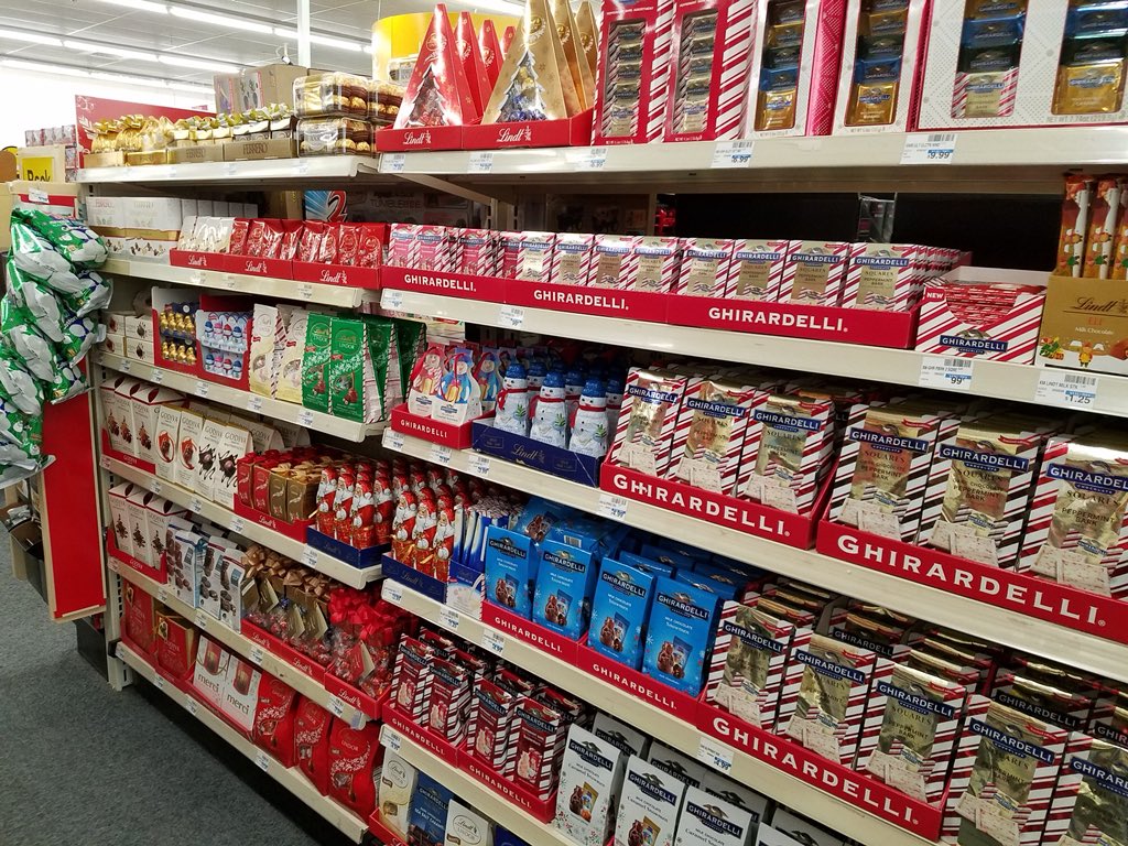 It’s beginning to look a lot like Christmas 🎄 here in CVS store 1991 in Richmond.  Brian and Susan are bringing the sweets!!
#D3BrandHealthy