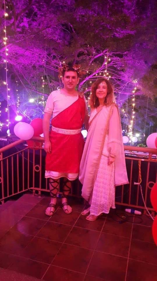 EremSenturk's tweet image. Hakkarideyim. Şu fotoğraflara bakıp kahretmeyle üzülme arasında bir haldeyim.
29 Ekim’de Uganda’da Cumhuriyetin 95. Yıl Dönümü Kutlamalarına katılan Büyükelçi Ayşe Sedef Yavuzalp ve Yardımcısı Romalı kostümü giymişler. Depresyona mı girmişler devlet mi ilan edecekler anlamadım.