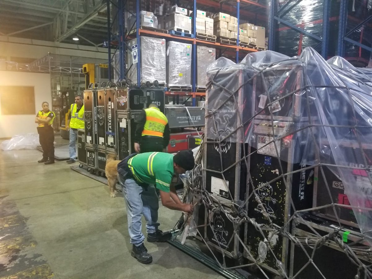 LAS_Cargo's tweet photo. ¡Nuestro B727 SUPER está en modo Dorado! Bajo nuestro servicio de vuelo Charter estamos transportando todos los equipos del tour El Dorado de Shakira a diferentes países de Latinoamérica donde tendrán lugar sus conciertos. https://t.co/wZRMAGHe2v