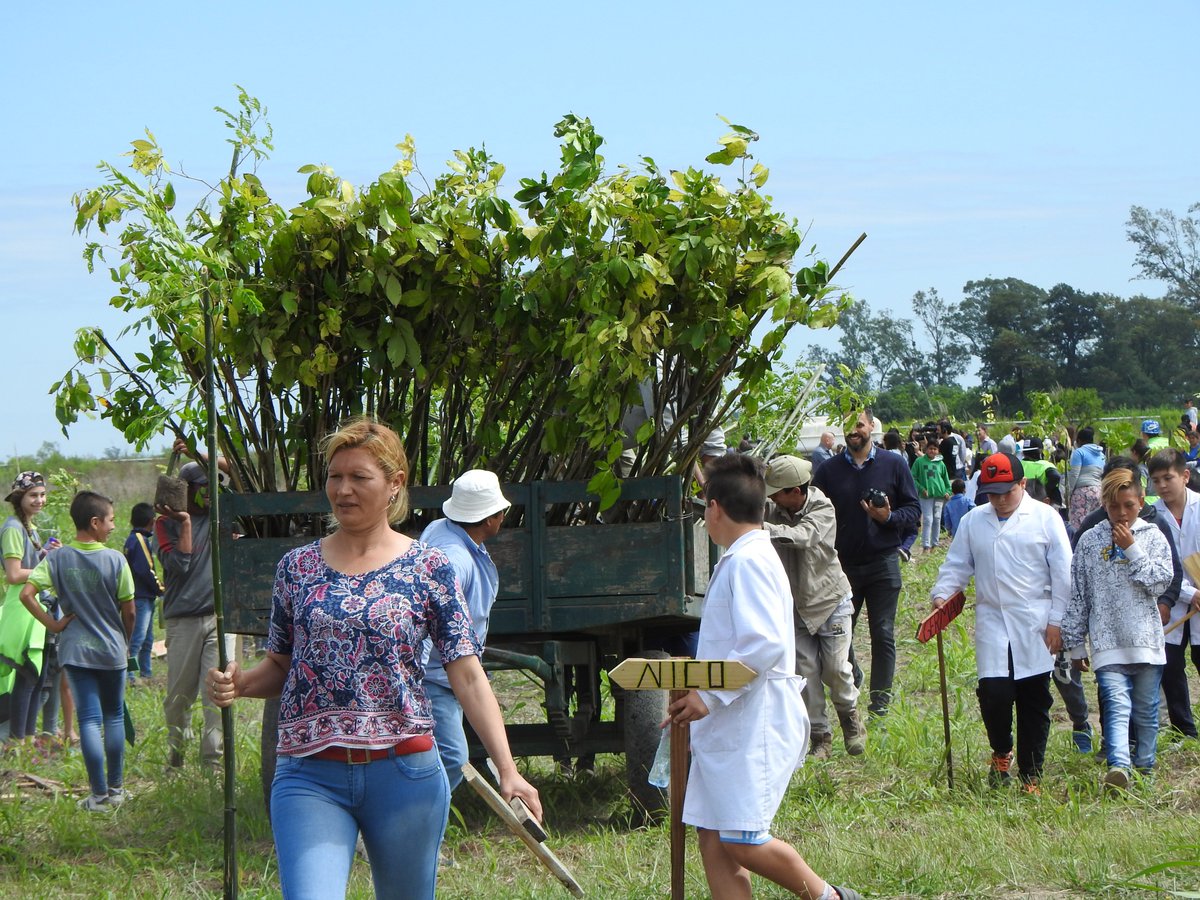 YamileBarbara's tweet photo. 🌄Postales de la Jornada de Plantación Participativa de Especies Nativas en las tierras de la comunidad Mocoví Com Caia (Campo San José) que compartimos con alumnos de la escuela Nª 46 de Candioti y el ministro de Ambiente @SperanzaJacinto 🌿🌳
#ProyectoComCaia #SantaFeConTodo https://t.co/SNdS00AvUQ