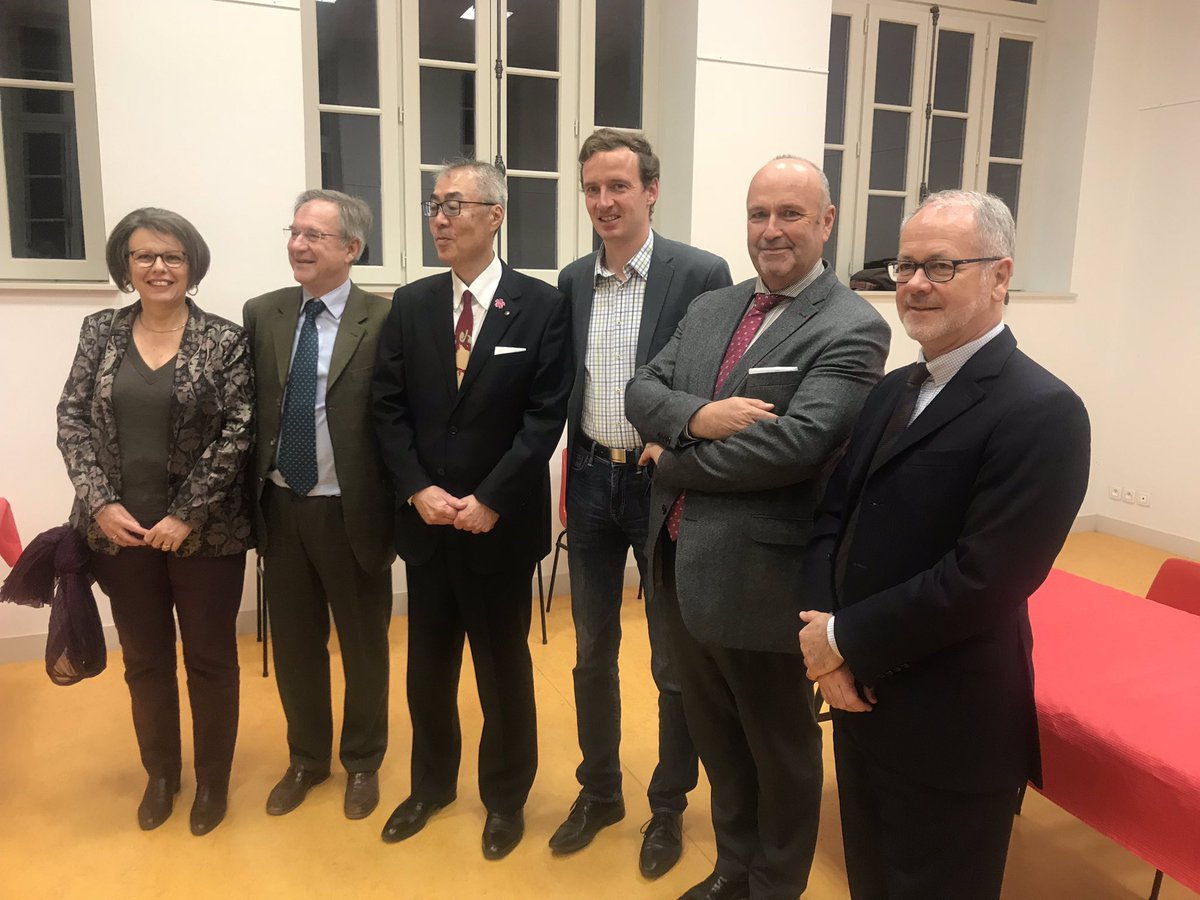 paz_olivier's tweet photo. Plaisir d’être à #Beuvron @LPBVF pour assister aux côtés de Sous-Préfet Patrick Venant à la signatured’un accord de partenariat sur le cidre entre Masato Kamato, maire adjoint de Hirosaki et Jean-Michel Ravel d’Estienne maire de Beuvron-en-Auge. https://t.co/IMsB3CdcDq