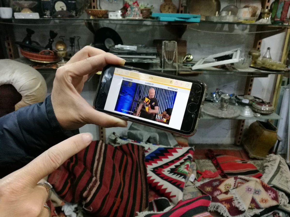 Anche in un bazaar di #Amman siamo pronti per #propagandalive - Yallah! <a href="/welikeduel/">Propaganda Live</a> <a href="/makkox/">makkox</a>