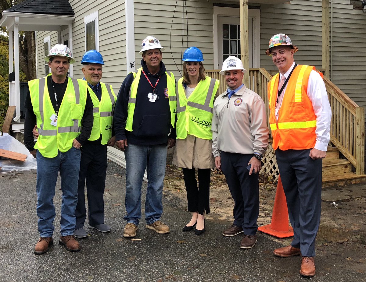 Thanks @LoriUSCongress @latrahan for visiting <a href="/IBEW103/">Local 103 IBEW</a> Gas restoration crews in Lawrence &amp; Andover today! #GOTV #mapoli #4MoreDays <a href="/DavidOlaughlin2/">David O'laughlin</a> <a href="/EsqConsigliere/">Ed Starr</a>