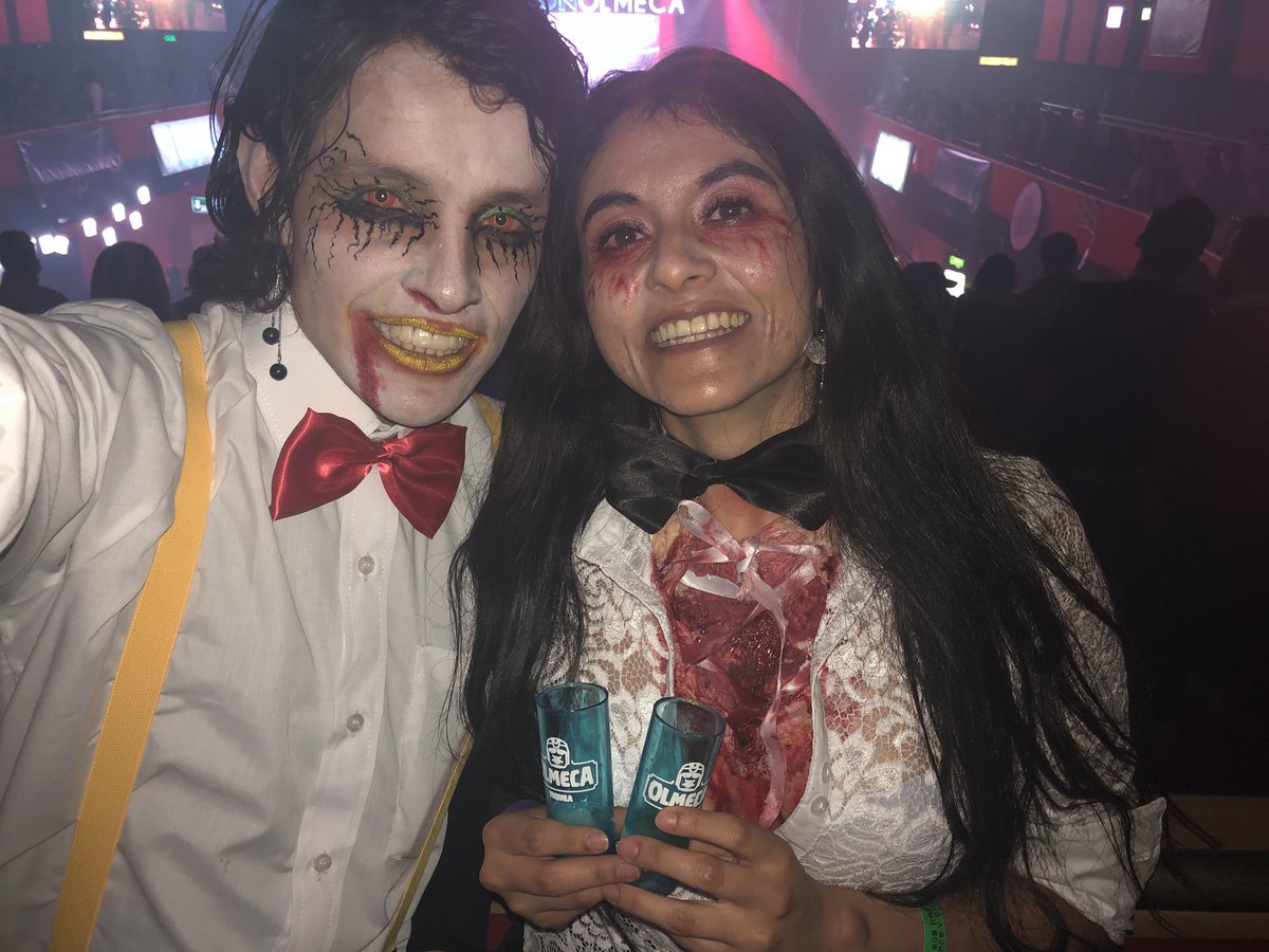 YakiBarrero's tweet image. Aquí en #FiestonOlmeca con @los40colombia en compañía de @ccmalagon @OlmecaTequilaSA #Halloween 🍬 🍭 ☺️😄🤡