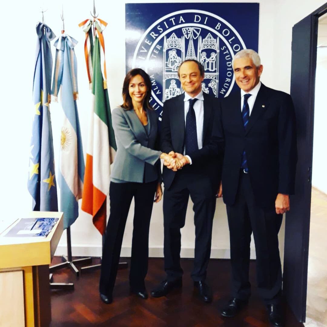 mara_carfagna's tweet photo. Parliamo dei rapporti tra Ue, #Italia e #Argentina in un incontro organizzato dall’Università di #Bologna a Buenos Aires. Abbiamo legami profondi, antichi, che possono ancora fare un salto di qualità. https://t.co/HY6aJWTrh6