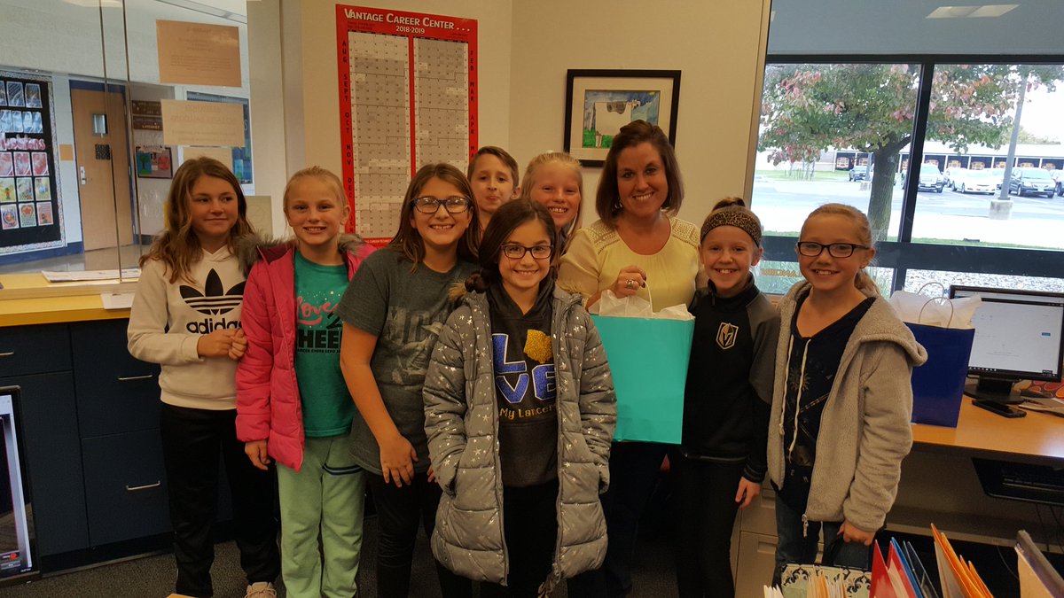 NitaNrt321's tweet photo. So PROUD and suprised by my students today. They organized a "THANK YOU" gift in appreciation for all we do at Lincolnview. #LANCERWAY #KINDNESSOVERLOAD https://t.co/xX9hsLuMQ8
