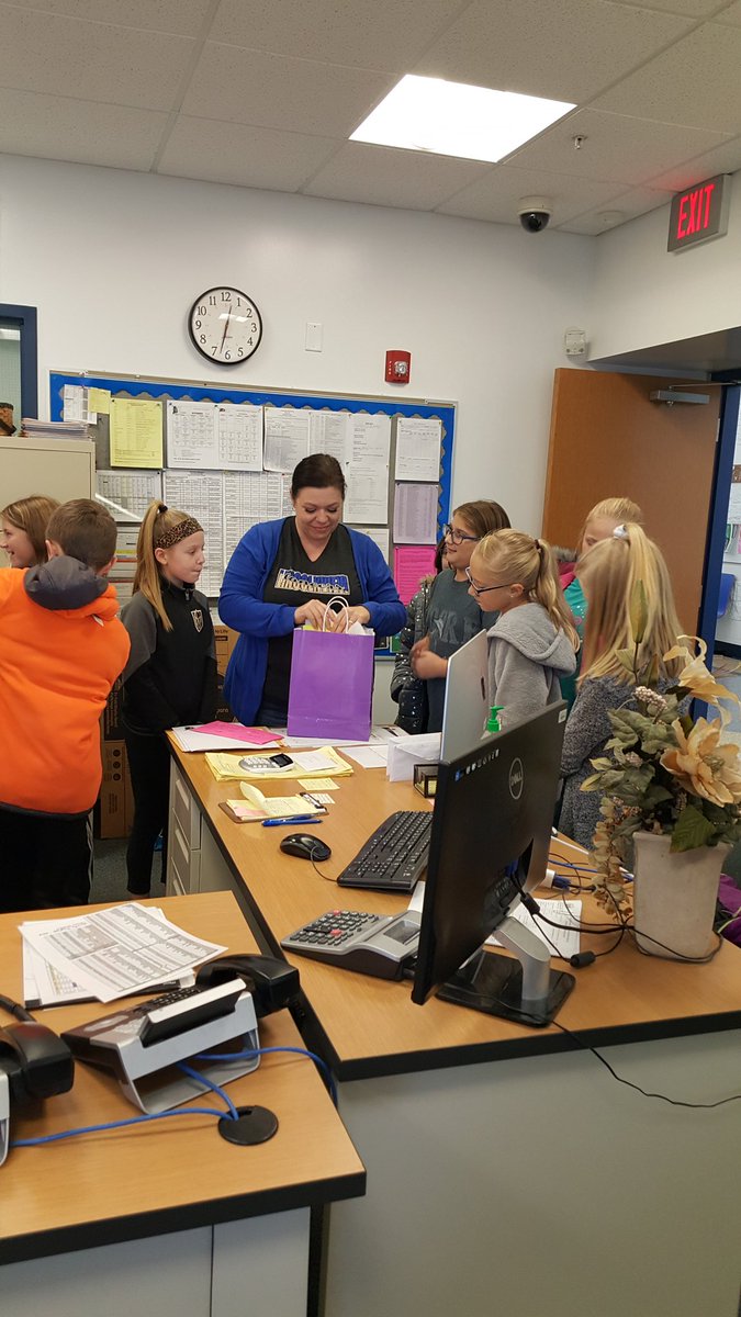 NitaNrt321's tweet photo. So PROUD and suprised by my students today. They organized a "THANK YOU" gift in appreciation for all we do at Lincolnview. #LANCERWAY #KINDNESSOVERLOAD https://t.co/xX9hsLuMQ8