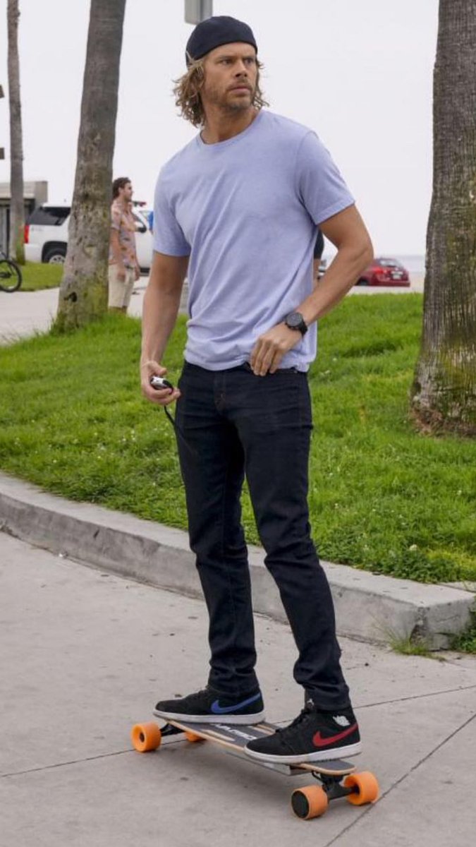 DeeksAddiction's tweet photo. Lovelovelove this promo pic #dontyoujustwannahugthisman  #ido #dontmindifido #ncisla #ericcolsen .@ericcolsen https://t.co/oomS8kZiDM