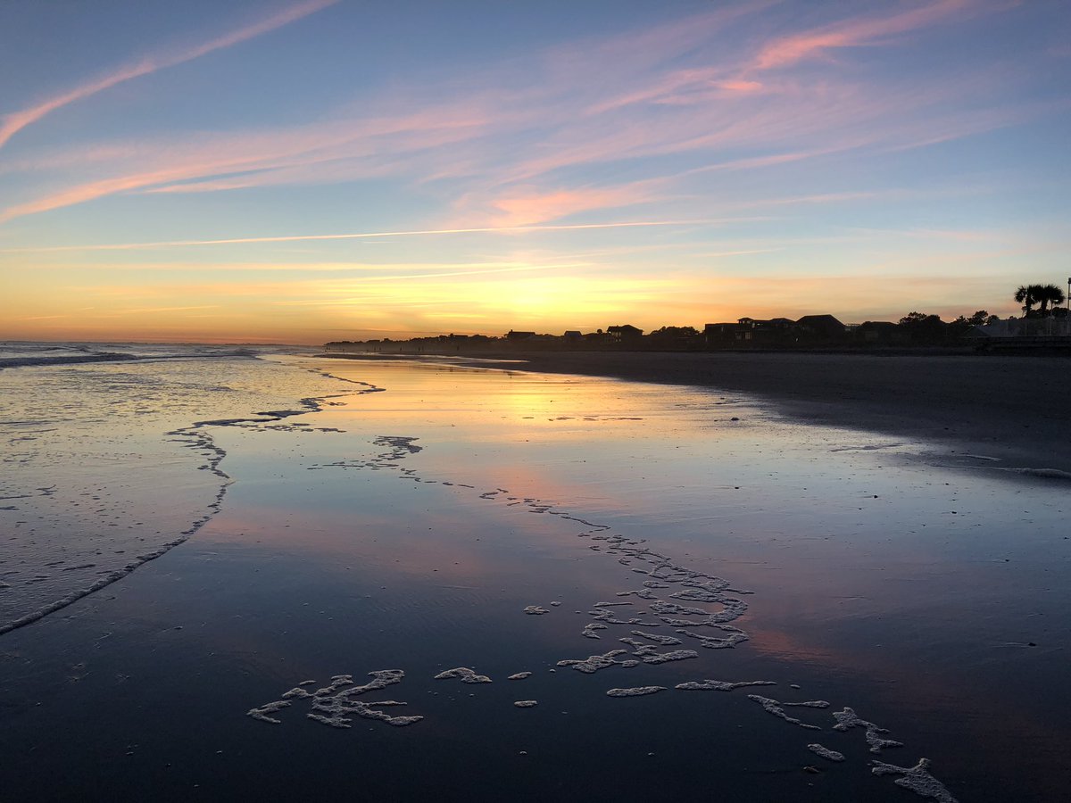 e_whitley's tweet photo. Sometimes we just don’t need photo editing or filters... It seems here that God is exceedingly capable of choosing the perfect color palettes 🎨... with no further assistance needed from me! 

Don’t know how He does it, but He takes my breath away #sunrise #sunset #creationspeaks https://t.co/nj3P4JGwpL