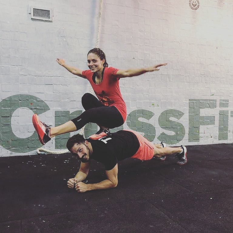 CrossFitKorvo's tweet photo. Nada mejor que tener esa persona que confia en vos, que te aguanta, que hace fuerza con vos, que equilibra tu cabeza y que  te empuja a ser mejor! 
Etiqueta a esa persona, y vengan a entranar un rato juntos! 
#crossfitcouples ♡
#crossfit #pistol #plank #elamor #korvofamily #love https://t.co/ANcab8Gnwu
