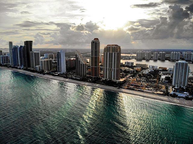 AndreVerglas's tweet photo. Sunset catcher, Miami edition.
#sunset #dji #drone #mavicAir #miami #southBeach #miamiBeach #florida #usa #sea #beach #clouds #skyscrapper #sun https://t.co/KMoKTrZCLp https://t.co/WU5cjOx6zH