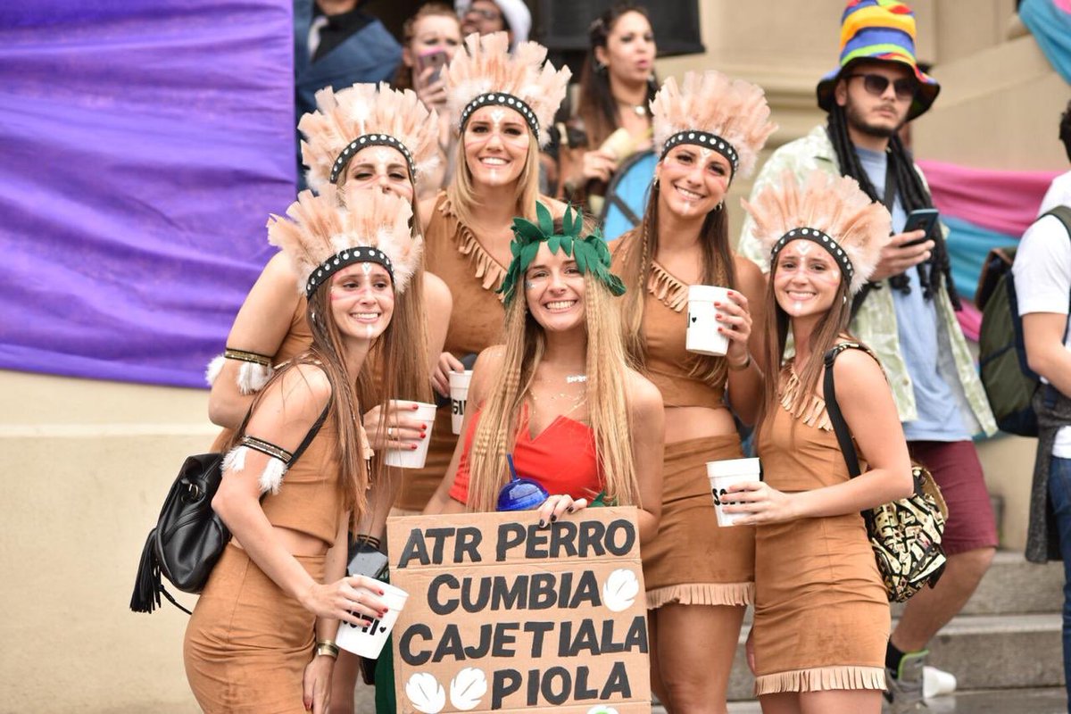 FCMUNR's tweet photo. La promoción 2018 de Cs. Médicas celebró la tradicional “Bajada” con cientos de estudiantes de quinto año disfrazados para festejar el fin del cursado.
¡Felicitaciones  por este largo camino transcurrido juntxs! ¡Viva la Universidad Pública! ❤️💛💚💙💜
#bajadafcmunr https://t.co/NFfO95z6J9