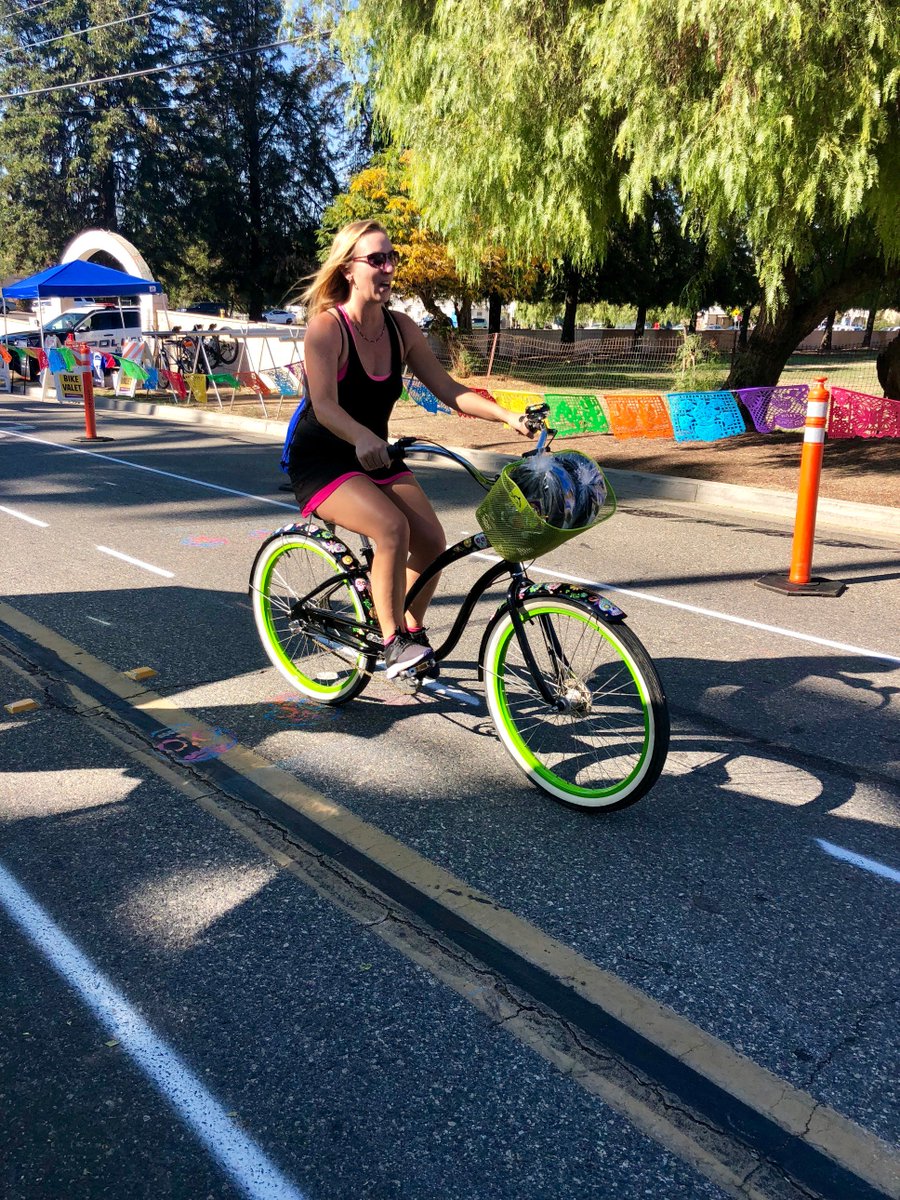 GoHumanSoCal's tweet image. We had so much fun last weekend at #ActiveLE in @CtyLakeElsinore! Community members tested out a 2-way bike lane 🚴‍♀️🛴, creative crosswalks🚶‍♂️ &amp;amp; parklets⛱️ and provided positive feedback that will help city staff develop the 1st Active Transportation Plan 💬📋