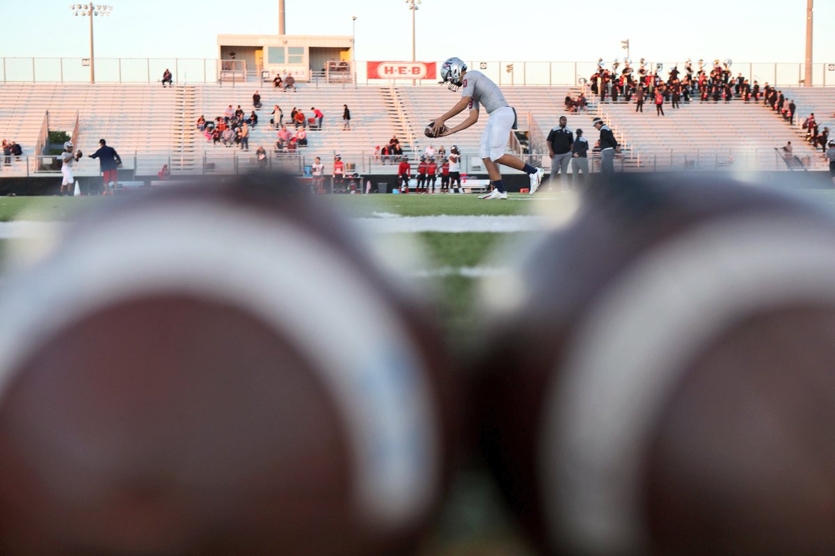 Rach_Clow's tweet image. Veterans Memorial’s Joseph Gonzalez @VMAthletics gets ready for the game against Victoria West at Cabaniss Stadium. @callersports #stxhsfb 
bit.ly/2MJRwhX