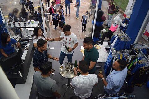 AMatosNews's tweet photo. Nuestro @anthony5gabriel formó parte de la gran inauguración de la Tienda Negriazul, a la que asistió con varios de sus compañeros del equipo 🙌🏼🎉🎈 ¡Felicidades a toda la familia de Mineros de Guayana! 👏🏼👏🏼 https://t.co/9h3yIxyJI2