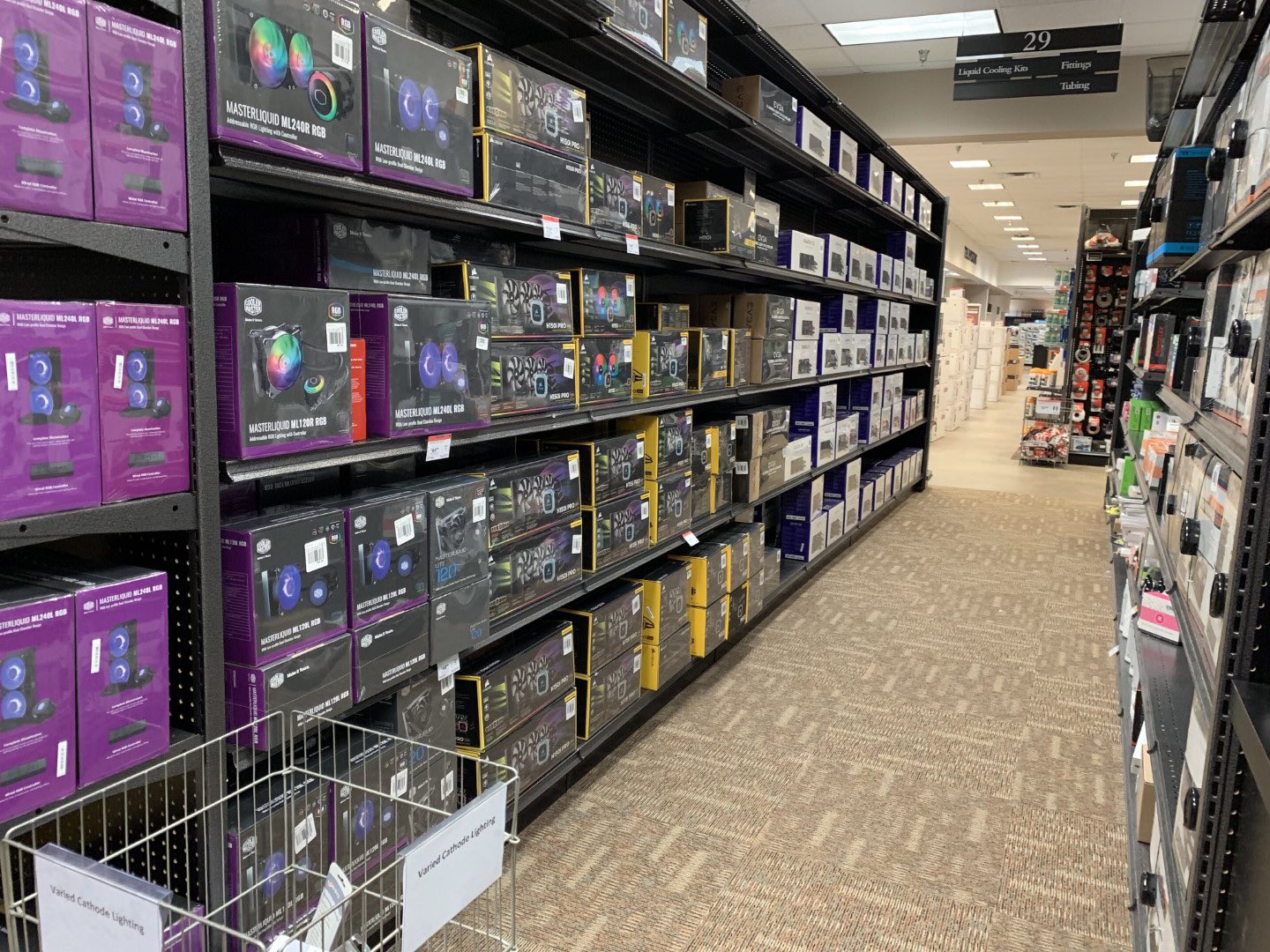 компьютерный магазин. магазин компьютерных игр. витрина магазина видеоигр. Gaming pc store. геймер шоп.