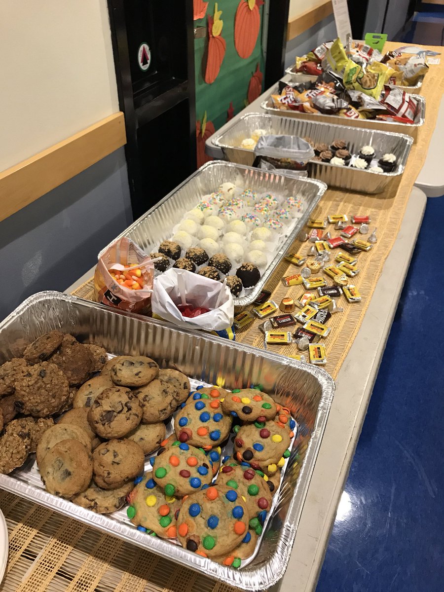 We’ve got cookies, cake pops, cupcakes and more !!! Come stop by Chuck’s at 9 for our Open Mic Night! #acstudents