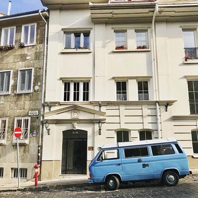 nadiak8's tweet photo. Neighborhood scenes 💕🤗
.
.
.
.
.
#budapest #solotrip #explorebudapest #visithungary #traveloften #passionpassport #budapesthungary #streetscapes #westfalia #vintage #mytinyatlas #mytinymoments #iamenough #babyblue #blueandwhite #travel #streetshot #h… https://t.co/gx8aRl4nBT https://t.co/kURmCVYvxb