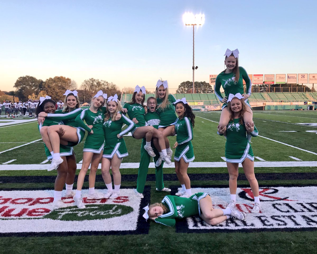 PointerCheer's tweet image. Last home football game for these awesome Seniors! #VBHSCheer 🐶💚