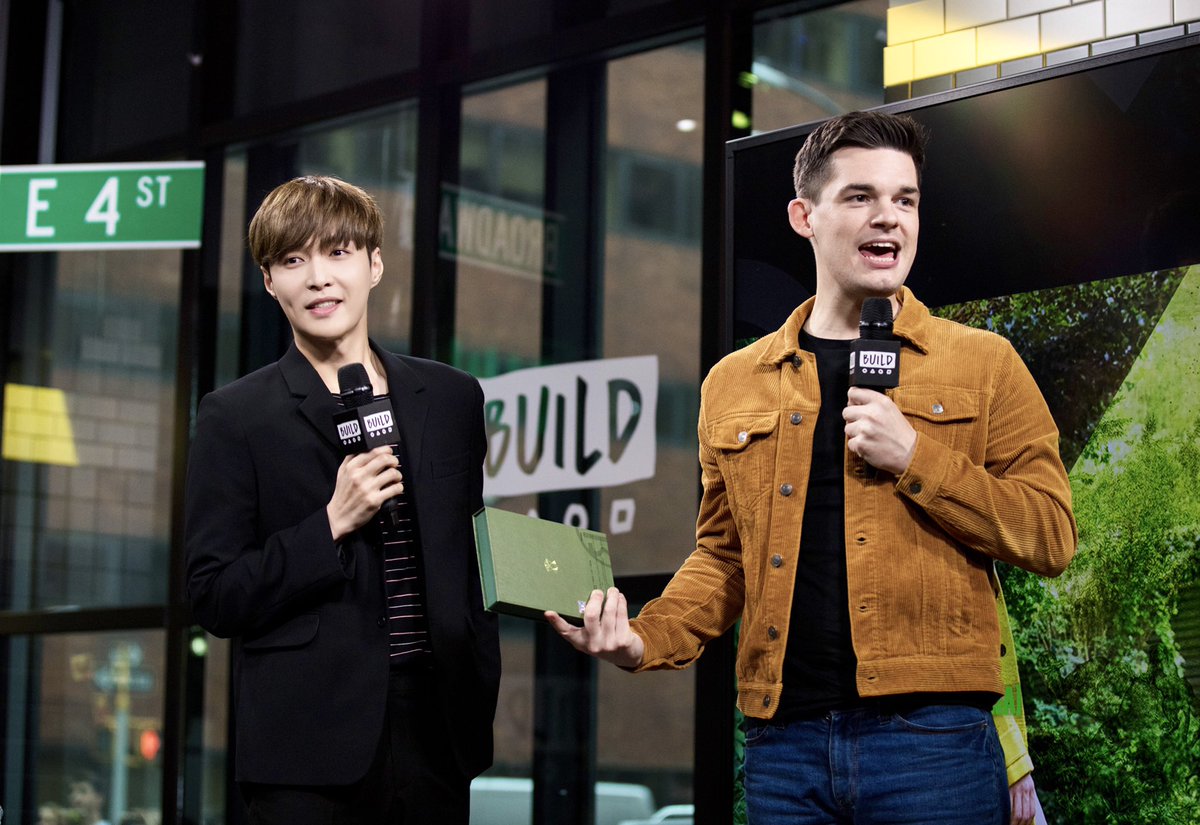 #producerLayZhang has arrived in the United States and has finished his AOL Build interview. The responsible @LAY_zhang_ has begun his #NAMANANA journey.