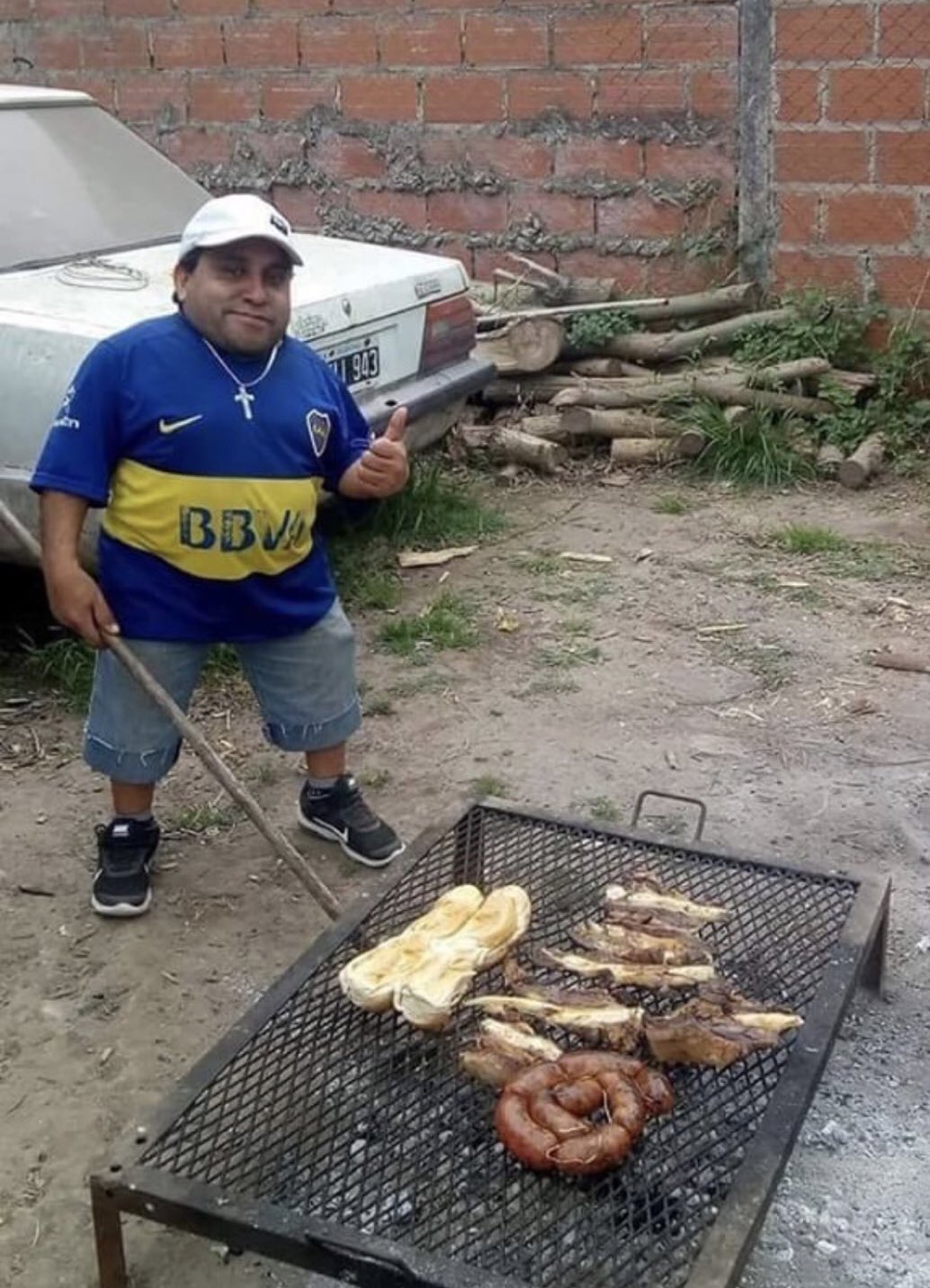 enano haciendo asado