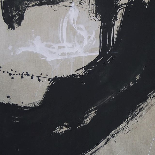 _B_Heim_Atelier's tweet photo. From the archives...gestural mark on linen...24” square, #sumiink and acrylic on raw linen, bold and elegant...
.
.
#expressivemarkmaking 
#gestural 
#contemporaryart https://t.co/sq58cOKYZB https://t.co/LBxYW1KXzp