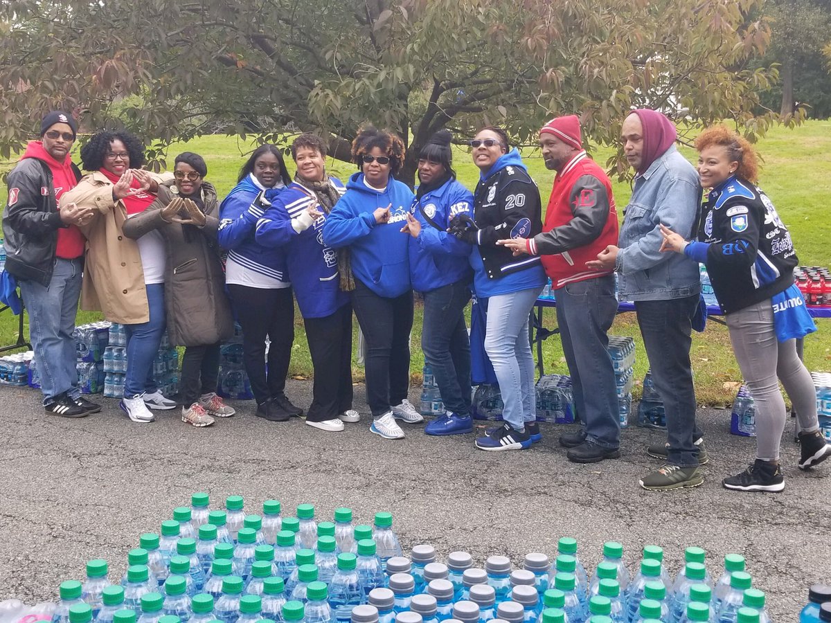 BronxAlumnaeDST's tweet photo. #FBF: #TourdeBronx Last Sunday our chapter members assisted bikers at the start and finish lines for the 40 and 25 mile rides of the 24th Annual Tour de Bronx! One of our very own chapter members completed the bike ride. Congrats to all! #tdbx18 #tdbx https://t.co/8mSkpWGt32
