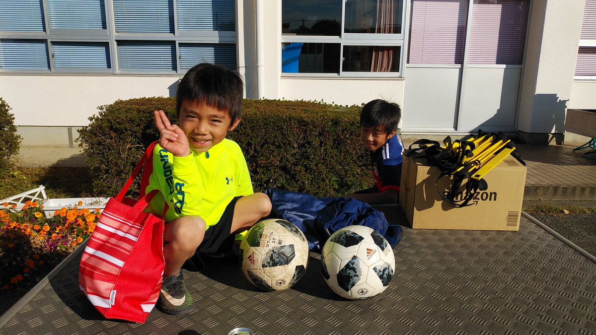 サッカー少年のお父さん 今日の朝練に行ってきました ラダーとシュート練習をしました 最近 次男みずきが急成長中で楽しみです 最高に楽しく練習出来ました 今から家の掃除頑張ります