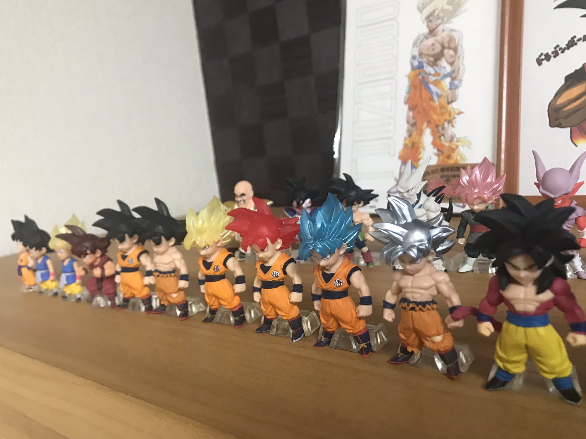 Dragongoku 全部は揃ってないけど寝室にドラゴンボール アドバージを並べてみた ケース に入れた方がいいかな ちゃんと後ろにはジャンプ展のアートボード と最近ゲットした複製サインも置いてみた ドラゴンボール アドバージ フィギュア 鳥山明