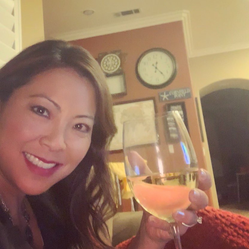 MarcellaNews8's tweet photo. Let the weekend begin! #justgothomefromwork #midnightsnack #happyfriday #winetime #bigpour #endoftheworkweek #wine #sohappy #happyweekend #positivevibesonly @CBS8 @thecwsandiego #pinotgrigio https://t.co/8ekeFhHezt