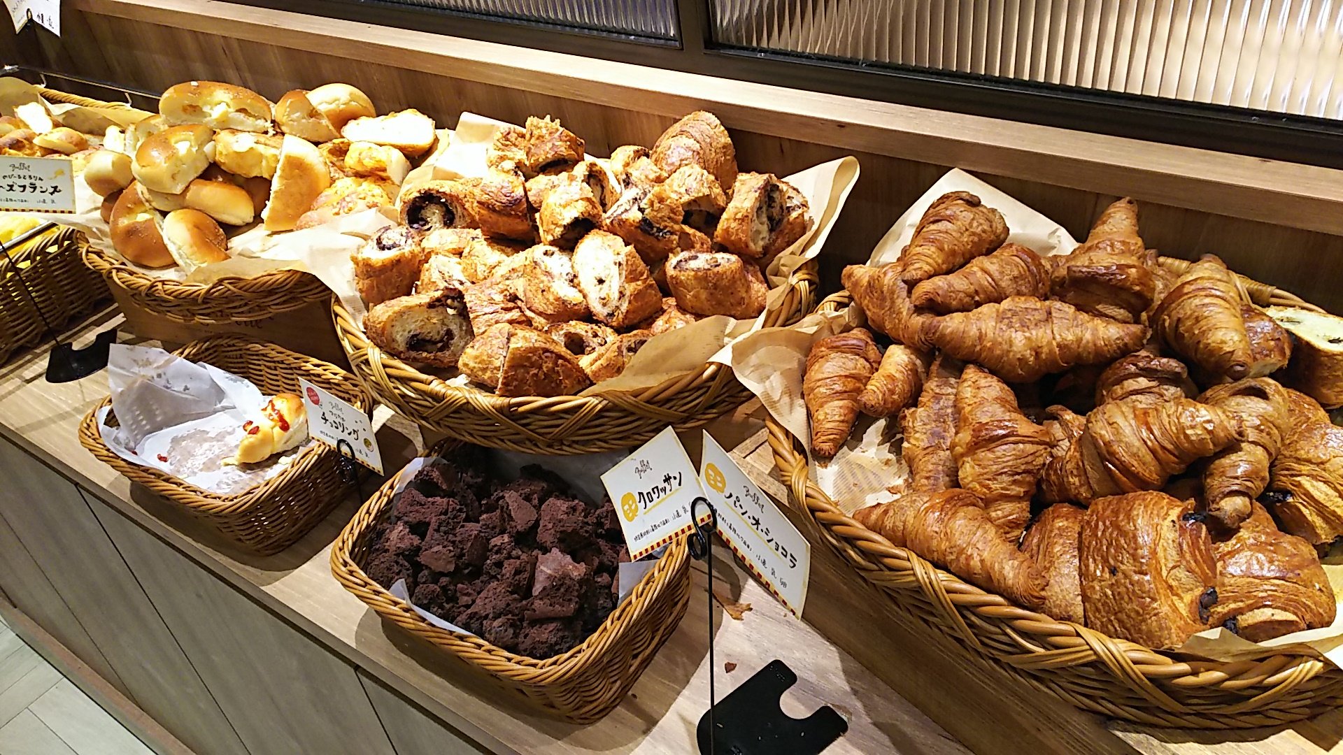 Ikuko ハートブレッドアンティーク イオンモール北戸田のパン食べ放題ランチ もちろんマジカルチョコリングもとろりんチーズフランスも食べ放題 料理が遅すぎてパンでお腹いっぱいになり料理残す案件が頻発 ハートブレッドアンティーク 北戸田