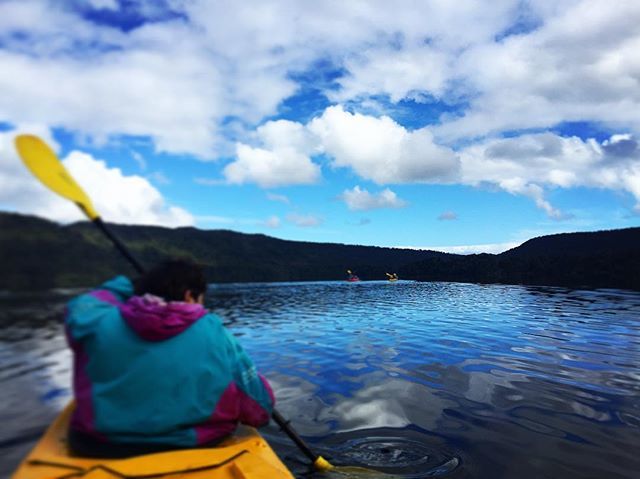 Amrita_Dass's tweet photo. Kayaking on Lake Mapourika on one of the two days I saw the sun, when I was in New Zealand.
Photo: Lake Mapourika, Wer Coast, New Zealand
#NZmustdo #CanterburyNZ #pocketsofawesome #westcoastnz #PureNewZealand https://t.co/IiiQTfJC2j https://t.co/KAPx7Pofyt