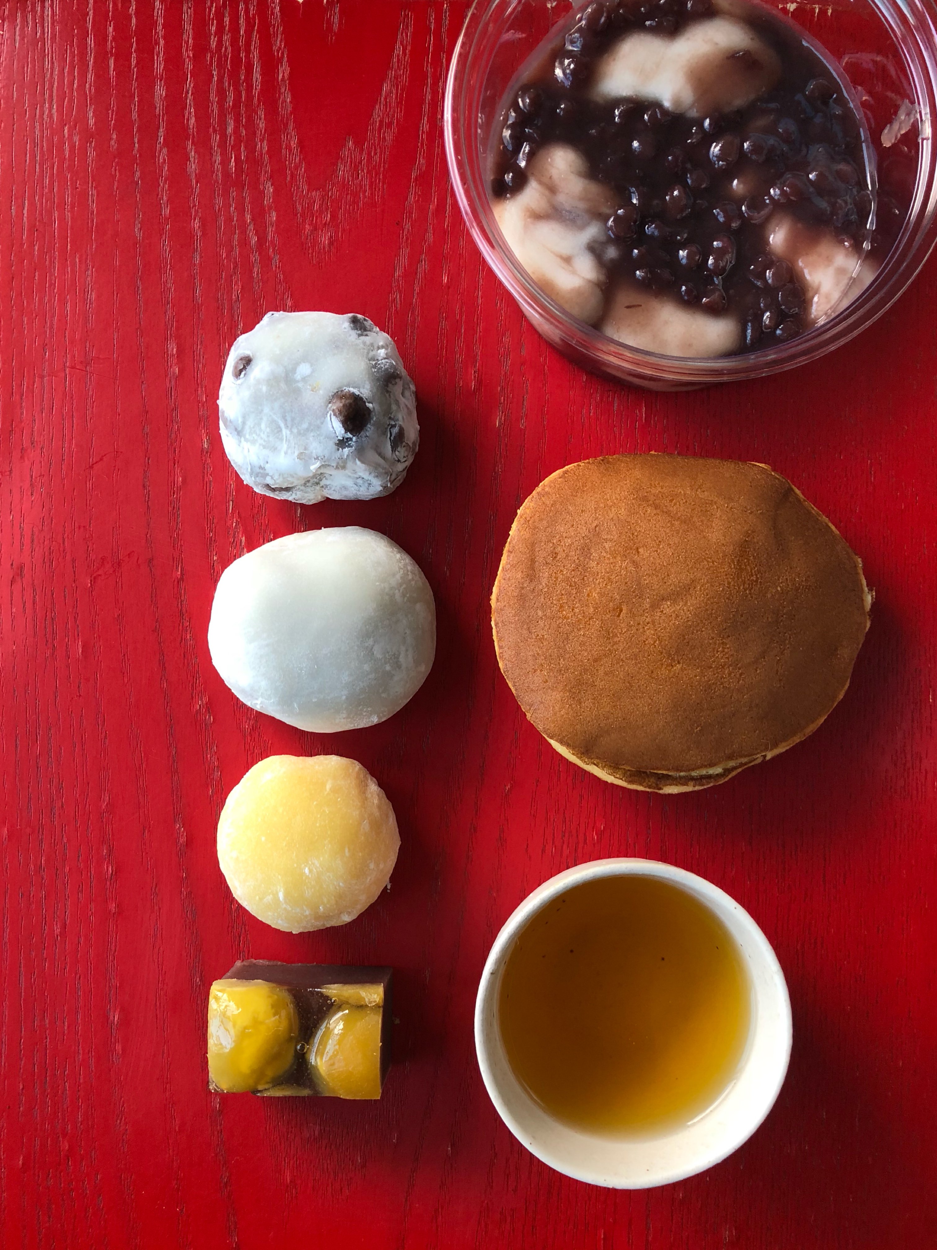 イワイサトシ 東新宿 和菓子処 よしだや 様御一行 清澄白河の本店同様 各種和菓子を取り扱ってます 旬を味わう季節菓子は言わずもがな 定番朝生菓子の餅の弾力とあんこの舌触りも秀逸 豆大福 塩大福 みかん大福 あんころ餅 栗むし羊羹 どらやき