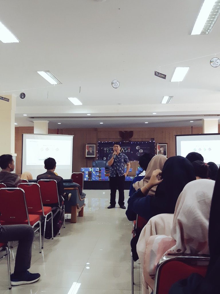 Sedang berlangsung Kuliah Umum Telekomunikasi "TELECAST" di GSG PNJ.