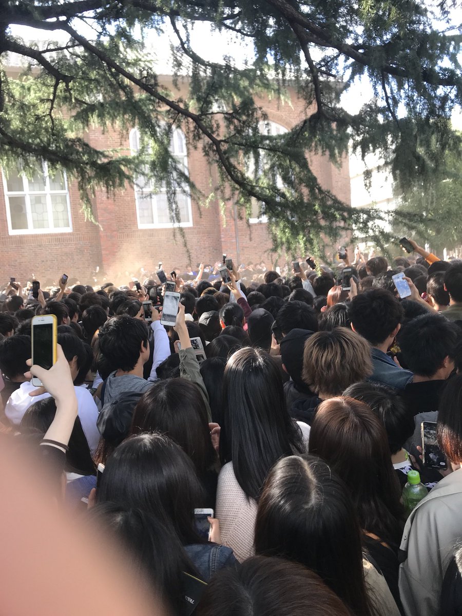 立教大学に訪れた橋本環奈さんを一目見ようとする人達で暴動が起きている現場画像