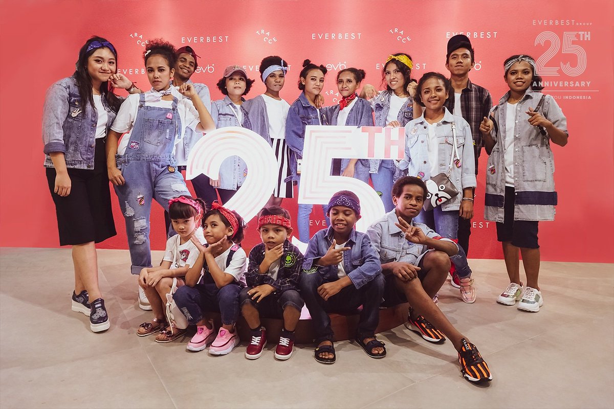 TracceID's tweet photo. #Tracce's kids look super stand out showcasing new collection on stage! #EverbestGroup25 https://t.co/AaNjfumFpc