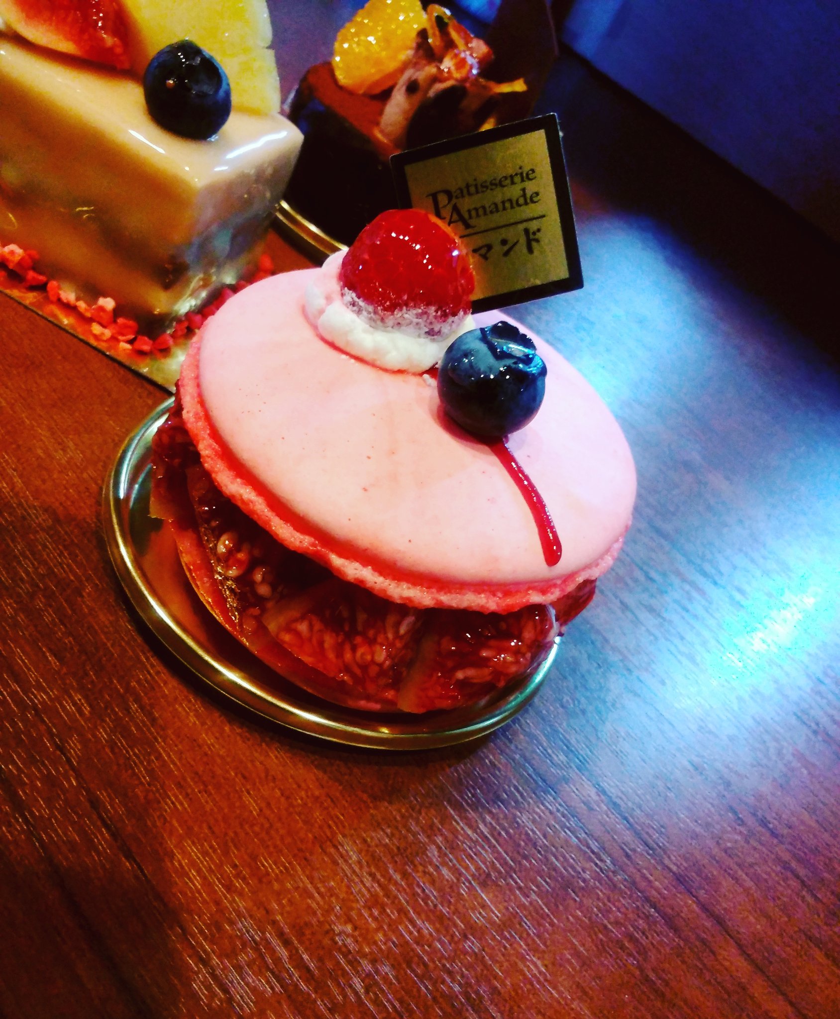 パティスリーアマンド 広島 ラズベリーマカロン ずっと形にしてみたかったケーキ ついに販売です ラズベリームースと季節のフルーツ 本日は無花果 中にもブルーベリーとラズベリーも マカロンサンド マカロン T Co Rovtg9ckwa Twitter