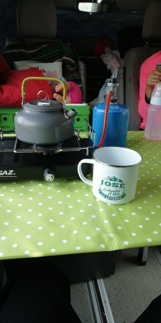 josecarranzr's tweet image. Nada cómo tomarte algo caliente en tu furgoneta. Tremendo la montaña palentina muy recomendable para los amigos de la furgoneta #furgovw2018 #enfurgomolamás #furgoadictos #CerveraDePisuerga