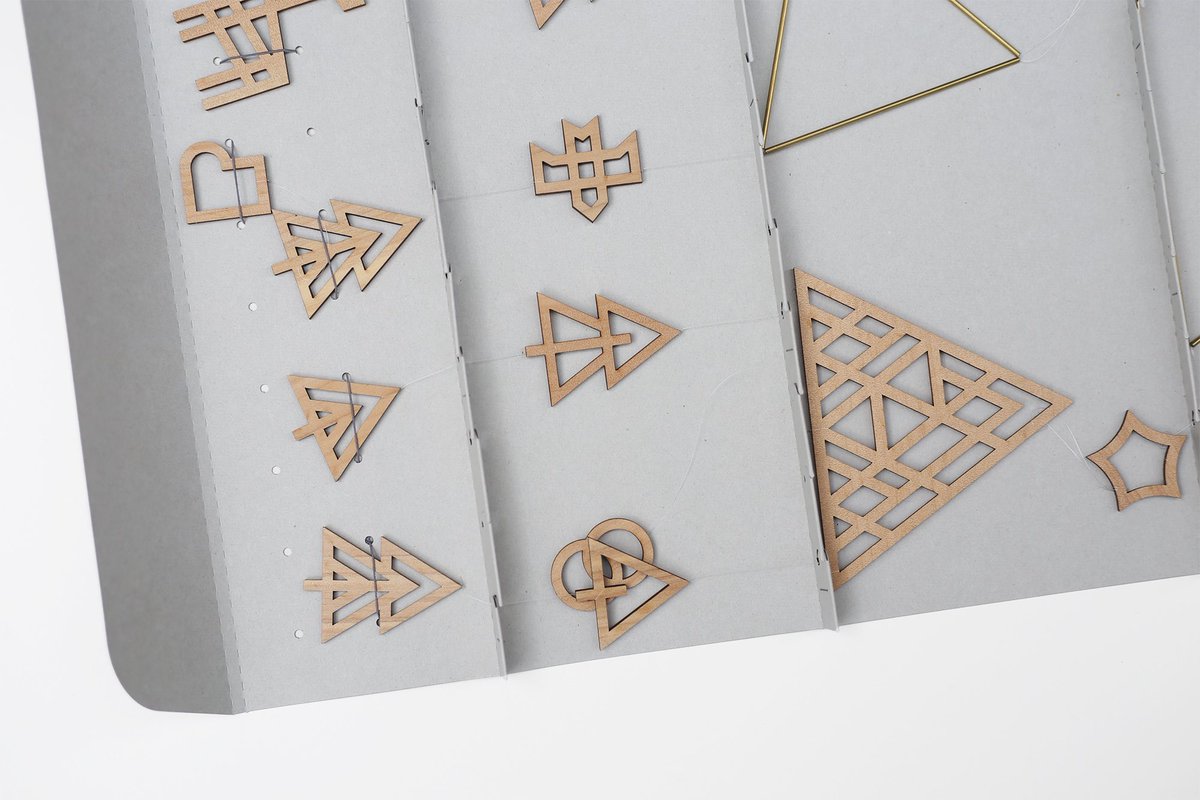 sukimagift's tweet image. モビールのパッケージをリニューアルしました。以前より、取り出しやすく、片付けやすくなっています。片付けた後は、本棚に立ててしまっても◎商品自体に変更はありませんが、パッケージを見直したため、価格を改定しております。
#sukimagift #sukima #intus #forestmobile #森のモビール