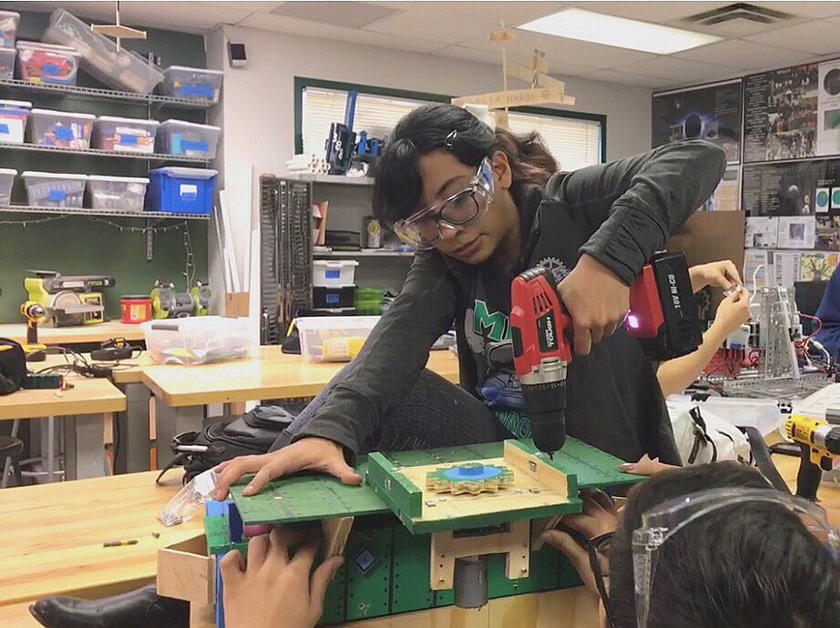 MHSRoboticsEPTX's tweet image. Working late before the day of competition. We are ready! #Thanks2BESTRobotics  #TeamSISD