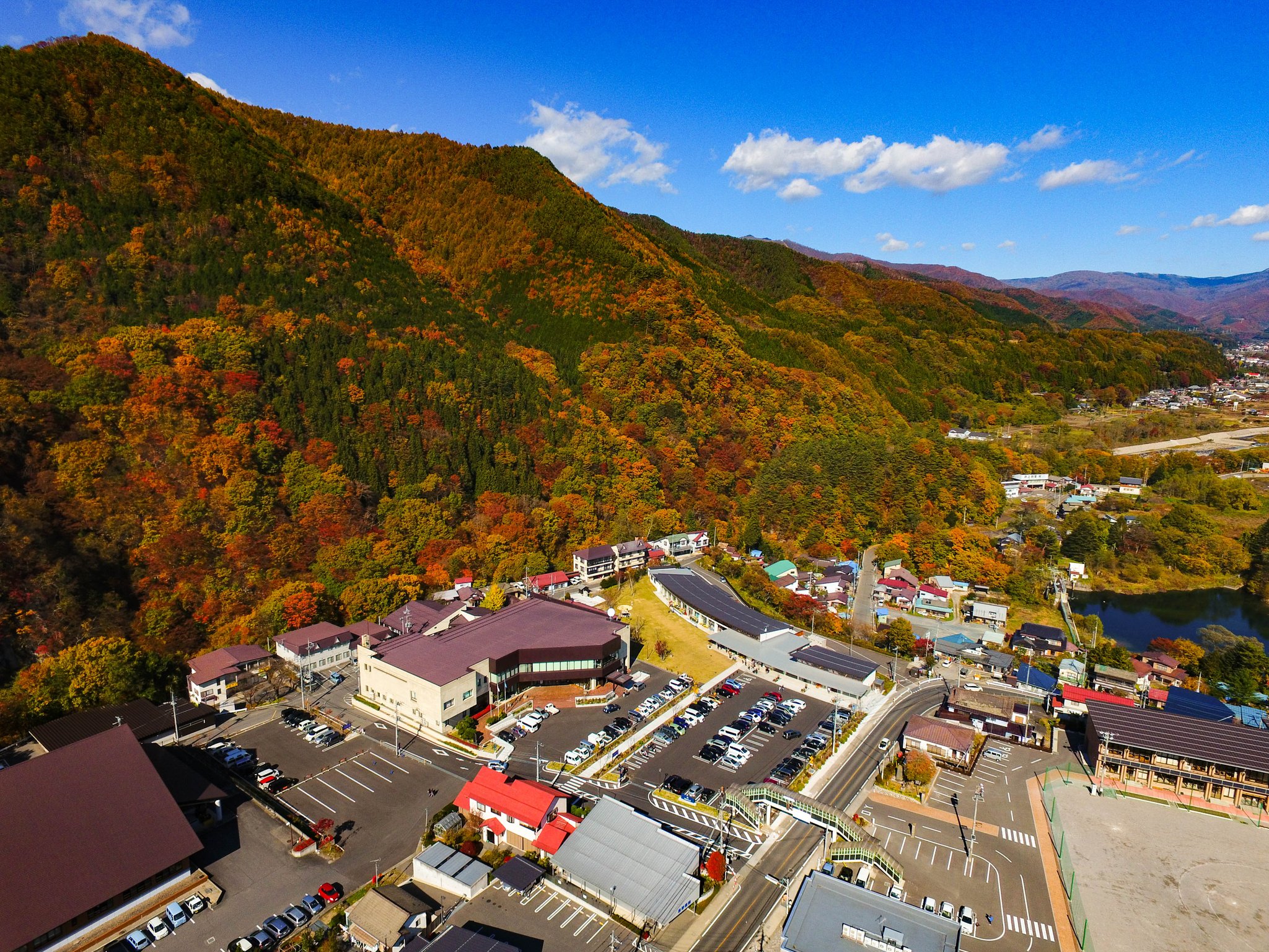 丸沼高原 道端の紅葉が見頃で 新しくオープンした 道の駅尾瀬かたしな から丸沼高原までの紅葉が綺麗ですよ 今日も明日も 天気予報が良いので サンセットクルーズも運行できそうです 紅葉ドライブの途中に 是非ともお立ち寄り下さい 丸沼高原