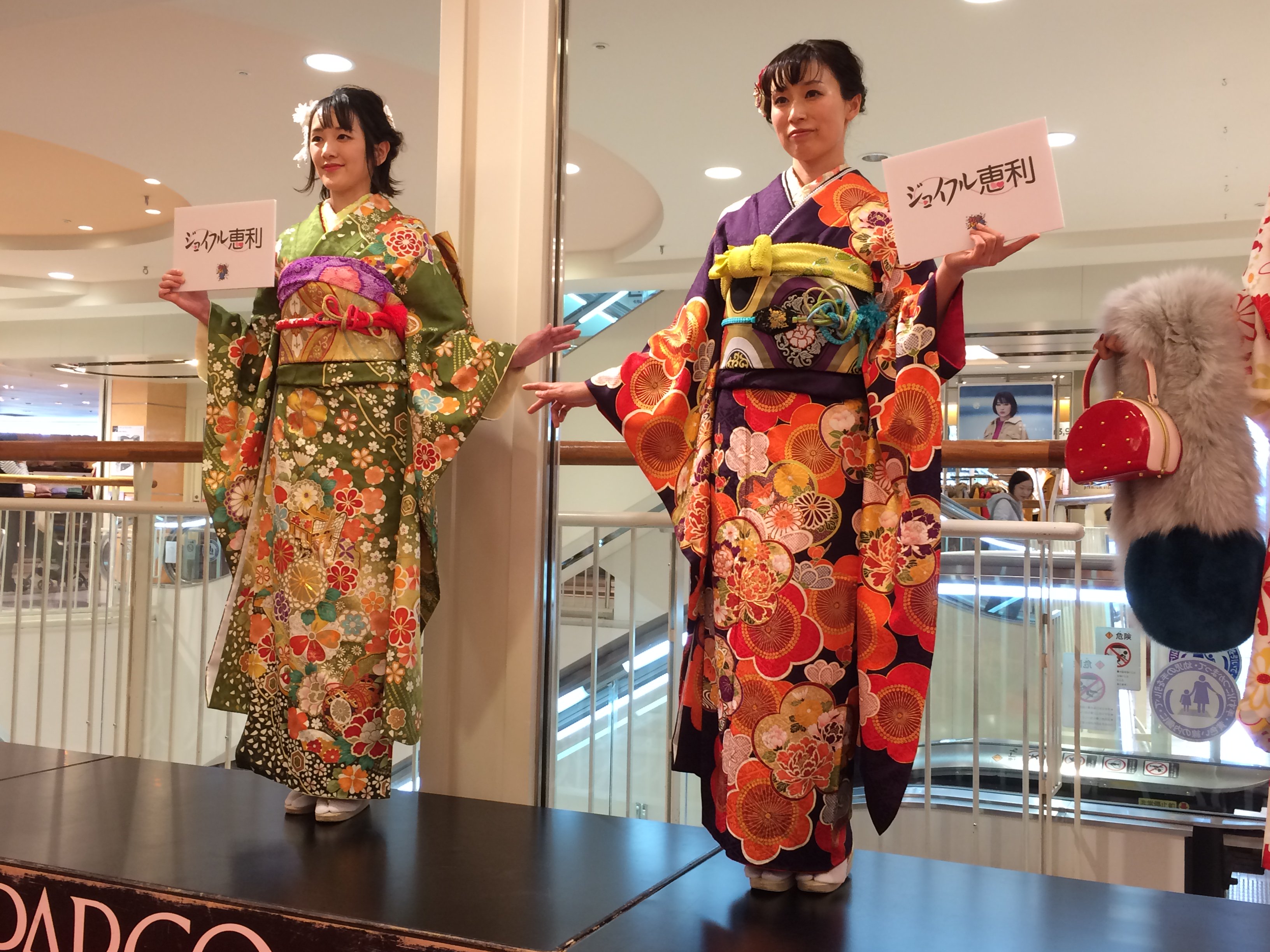 ジョイフル恵利松本パルコ店 Ar Twitter ファッションショー の一コマ 趣が異なる2人のコーデです こちらの 振袖 は特別価格にてお申込みいただけます ジョイフル恵利 松本パルコ 成人式 振袖レンタル レンタル振袖 着物 きもの 晴れ着 晴着 長野