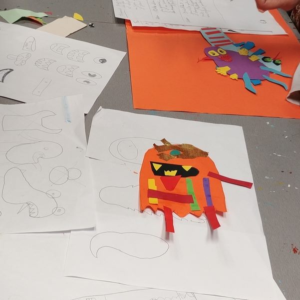 📚 À l'Espace Lecture du Plan d'Aou, tandis que Dominique, avec les plus petits poursuit la fabrication des monstres et l'écriture de leurs monstrueuses histoires. Pascal, s'attache avec les plus grands à la rédaction des passionnantes petites histoires du Dico.