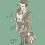 スーツのパパと抱っこ紐の赤ちゃん!アンバランス差がいい感じ!