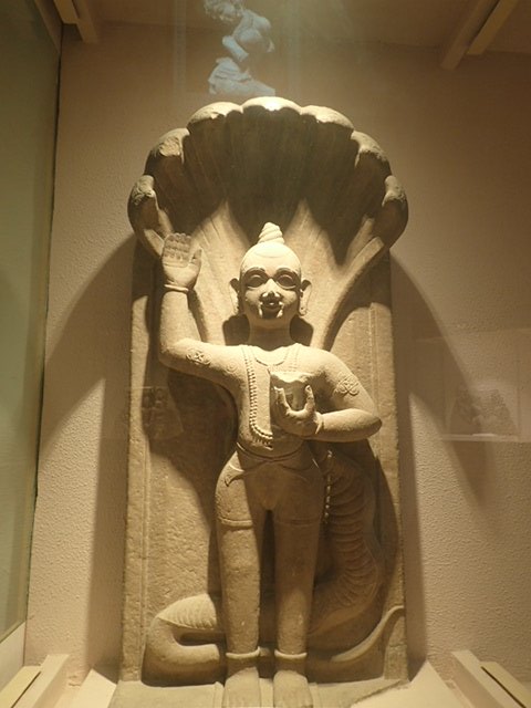 Lr マトゥラー政府博物館 バララーマ さっきそっくりなクリシュナがいたね バララーマ はクリシュナの兄 クリシュナがヴィシュヌの化身でバララーマが蛇王アナンタ 主にヴィシュヌ神の枕 の化身とされる ので像もヘビー