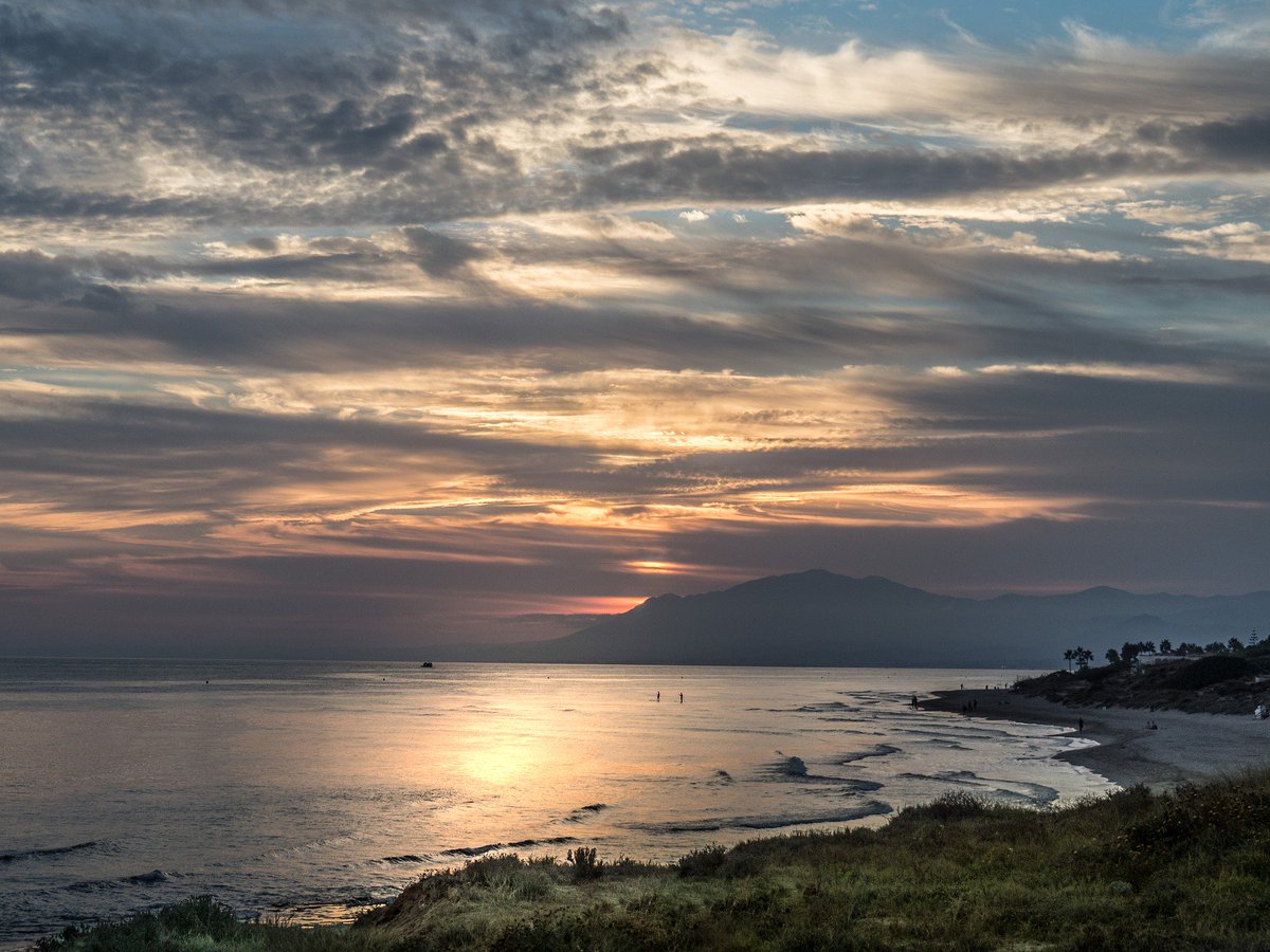 For this weekend, we leave you with this image of a Marbella sunset.😉🌅
😊💕 We encourage you to enjoy the wonderful moments that Marbella leaves us.
#Marbella #sunset #cabopino #moments #luxury #life #enjoylife #richmoments #noprice