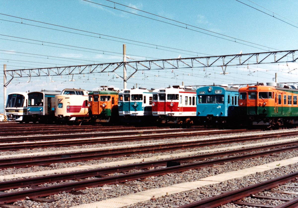 国鉄時代、関西地区各線を彩った湘南色、阪和色、関西色の113系。平成